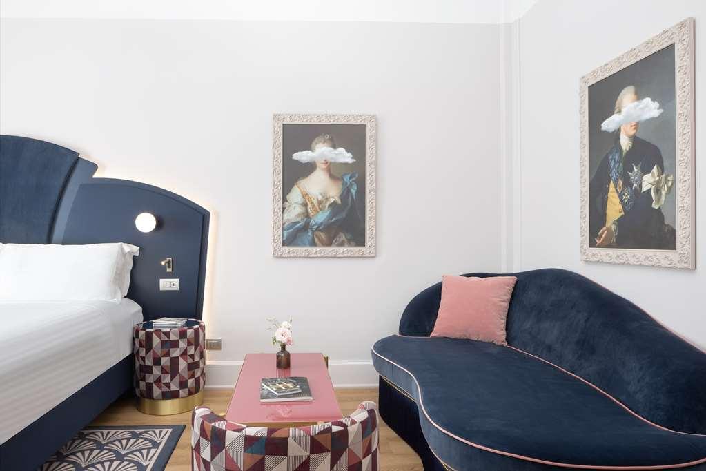 Anglo American Curio Collection By Hilton Firenze