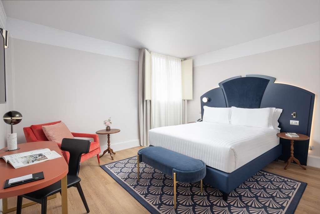 Anglo American Curio Collection By Hilton Firenze