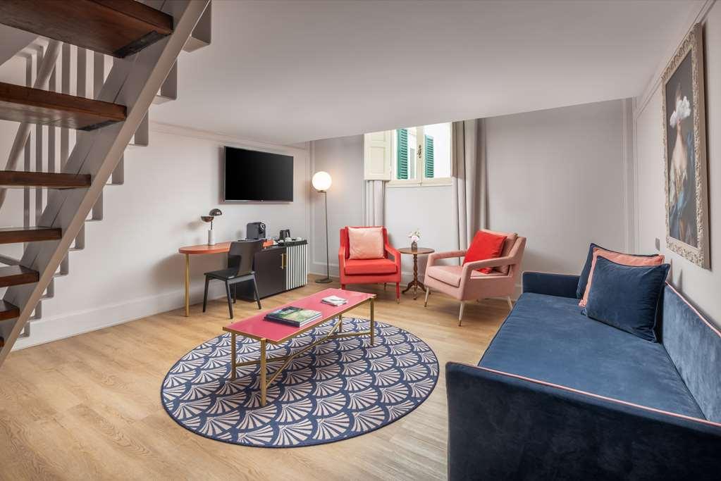 Anglo American Curio Collection By Hilton Firenze
